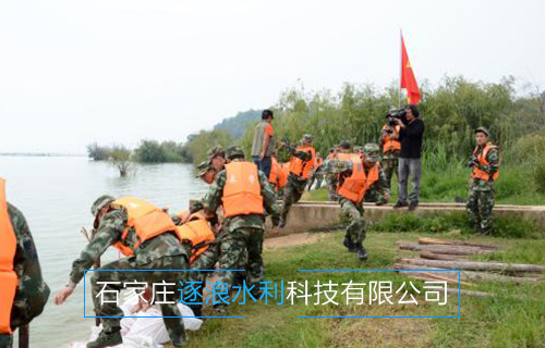 河南黃河沿岸地帶，利用防汛沙袋進(jìn)行擋水工作